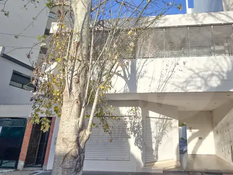 Impecable local en venta sobre calle 8 con patio, cochera, baulera y excelente estado general