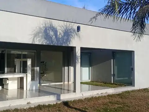 VENTA de CASA MODERNA con rápido acceso a Ruta 2