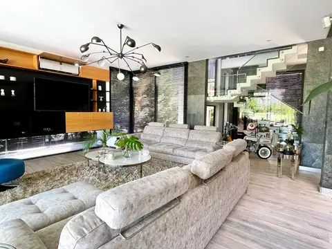 Casa en Venta con 3 cocheras