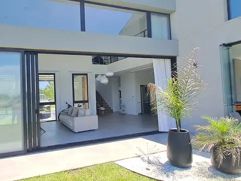 Casa en Alquiler Temporal con 1 cochera