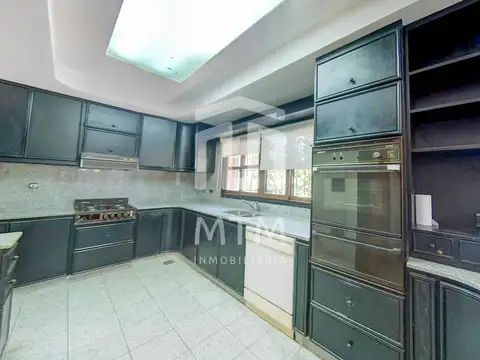 Casa en Venta con 3 cocheras