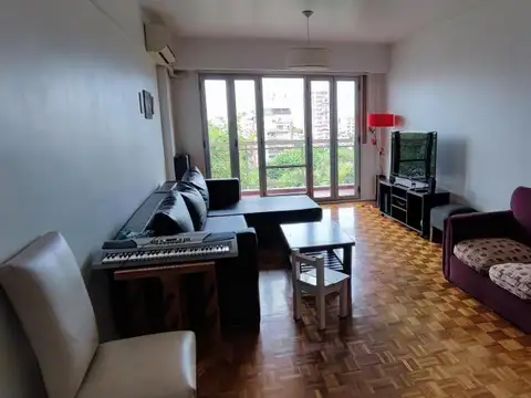 Departamento 4 ambientes con dependencia. Cochera. Balcon. Floresta