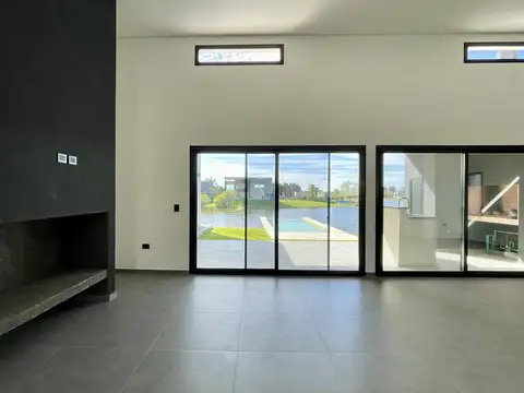 Casa en Venta con 4 cocheras