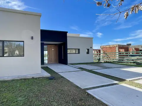CASA A LA LAGUNA EN EL CAZAL EN VENTA