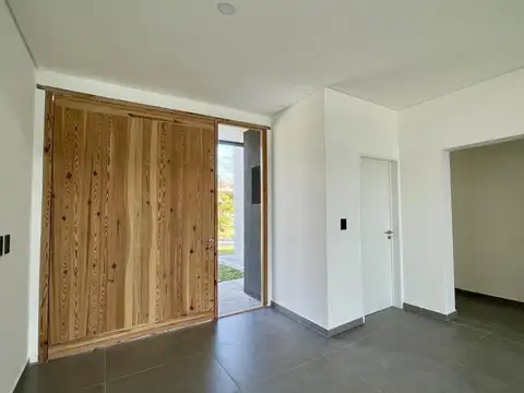 Casa 5 ambientes con 4 baños