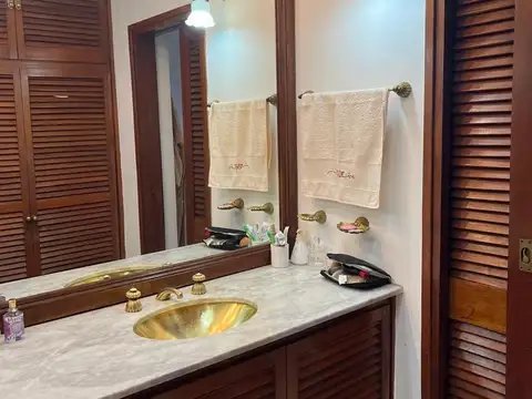 Casa en Alquiler con 2 cocheras