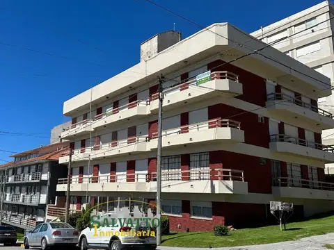 DEPARTAMENTO DE 4 AMBIENTES CON 2 COCHERAS CUBIERTAS, TERRAZA PROPIA Y VISTA AL MAR