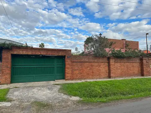 En Venta Casa De 4 ambientes + Departamento 2 Ambientes Con Entrada Independiente En Barrio El Ombu