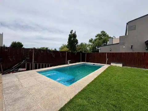 Casa a la venta 5 dormitorios y pileta. Barrio Los Arenales