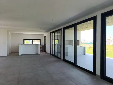 Casa en Venta con 4 cocheras