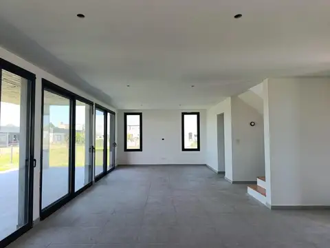 Casa 5 ambientes con 4 baños