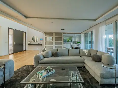 Casa en Alquiler con 2 cocheras