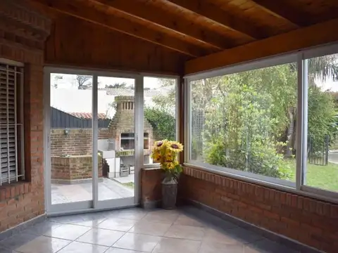 Casa en Alquiler con 6 cocheras