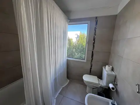 Casa 6 ambientes con 4 baños