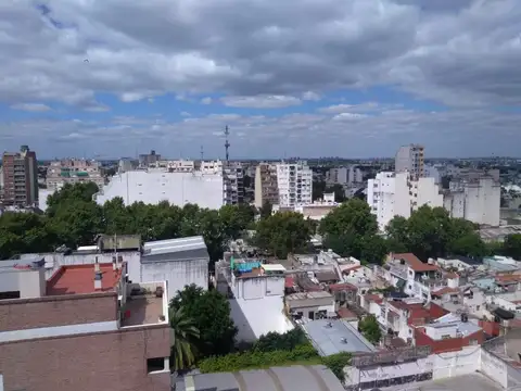 VENTA MONOAMBIENTE AL CONTRAFRENTE CON BALCON EN FLORES