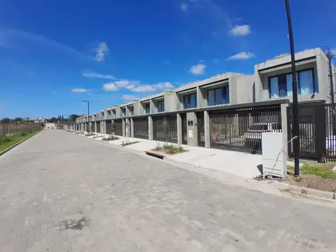 Casa en Alquiler en La Plata [Cod: 161-1700]