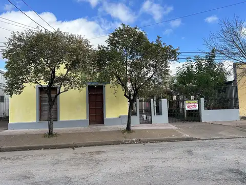 Casa en varios ambientes en calle Salta.