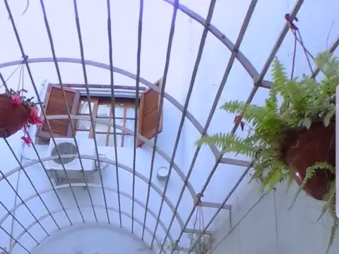 OPORTUNIDAD! DUPLEX DEVOTO DE 3 PLANTAS,3 A 4 AMB.C/TERRAZA, REMODELADO,PATIO,COCHERA,APTO CRED