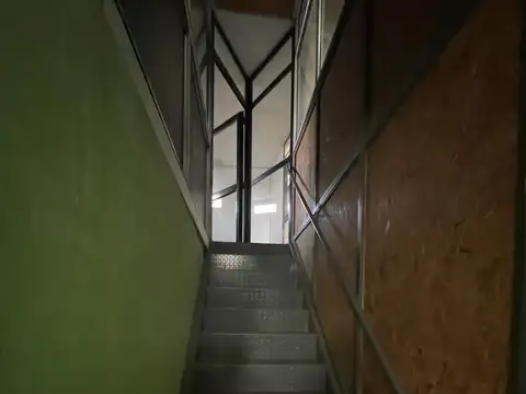 Galpón en barrio Azcuenaga con oficinas , cocina y baño