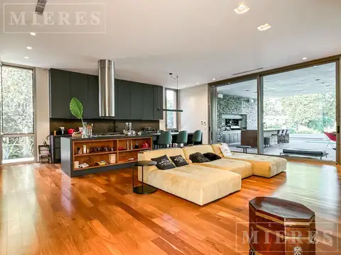 Casa en Venta con 5 cocheras