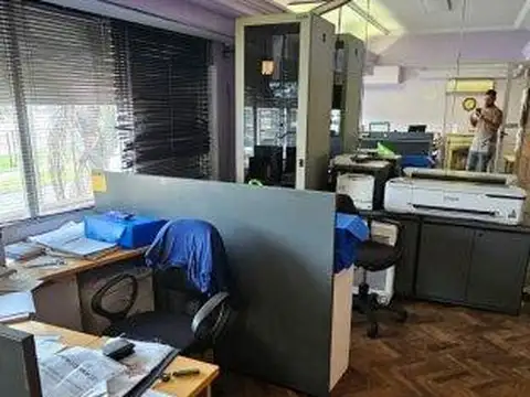 Oficina 5 ambientes con 2 baños