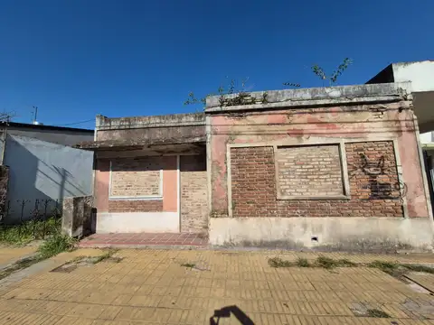 VENTA OPORTUNIDAD POR UBICACIÓN TERRENO C/  CASA A RECICLAR Y/ O  DEMOLER MERLO NORTE