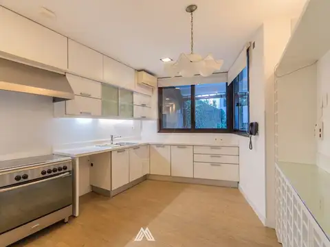 Casa en Alquiler con 5 cocheras