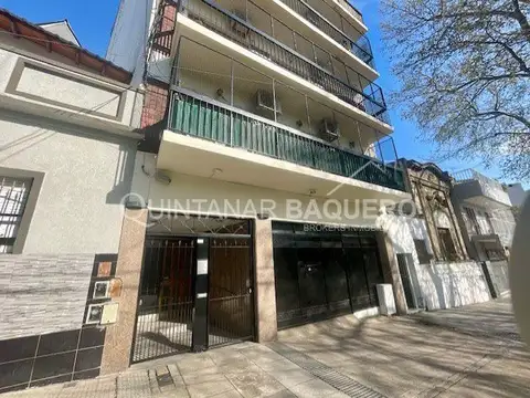 Departamento de 2 ambientes en Flores.
