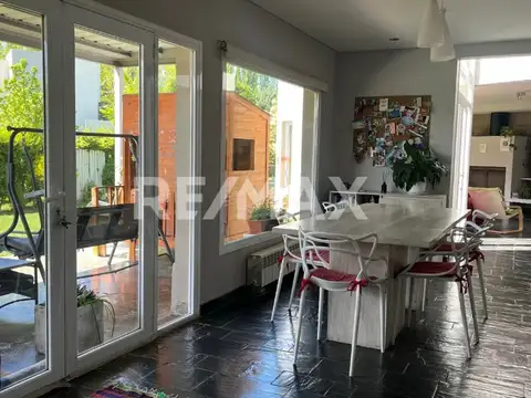 CASA EN VENTA 6 AMBIENTES B° LA COMARCA CENTENARIO
