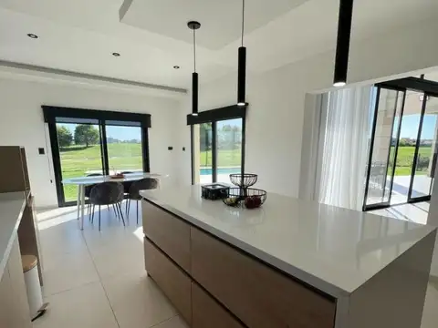 Hermosa Casa En El Canton / El Golf