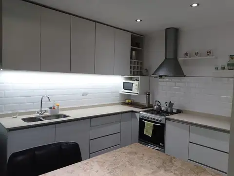 Casa con parque, 3 ambientes en excelente estado.