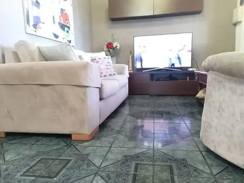 Casa con parque, 3 ambientes en excelente estado.