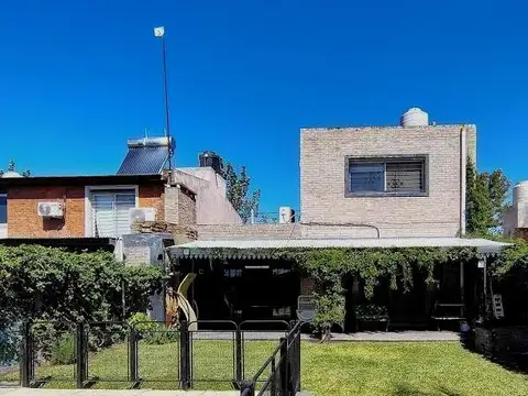 VENTA | PERMUTA - Casa 2 Dormitorios, pileta, cocheras, jardín y patio - La Carolina.