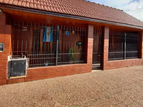 VENTA  DE CASA CON DEPTO EN BERNAL