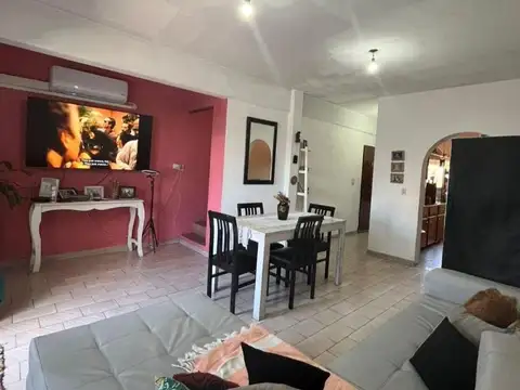 Casa 7 ambientes con 2 baños