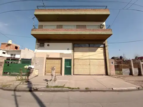 Casa  de 2 plantas, con Local, Galpón y 2 Departamentos en venta en Gregorio De Laferrere