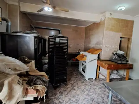 VENDE LOCAL EN ESQUINA EN VILLA GERAL MITRE CON MOBILIARIO