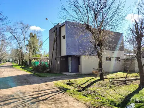 Casa 4 ambientes con 2 baños