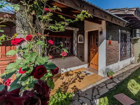 GRAN CASA 4 AMB.EN LOTE PROPIO C/JARDÍN-PISCINA-3 COCHERAS