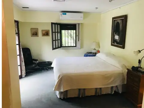 Gran Casa con 6 dormitorios + dependencia + quincho