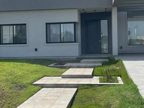 Casa 4 ambientes con 3 baños