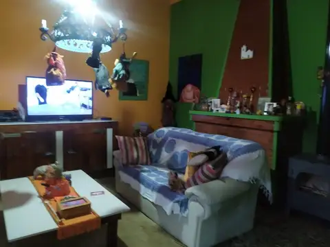 Venta Casa 3 Amb con quincho, en excelente zona de Mar Del Tuyu. calle 74 e/ 1 y costanera.-