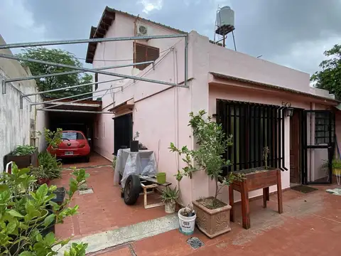 Casa 7 ambientes con 2 baños
