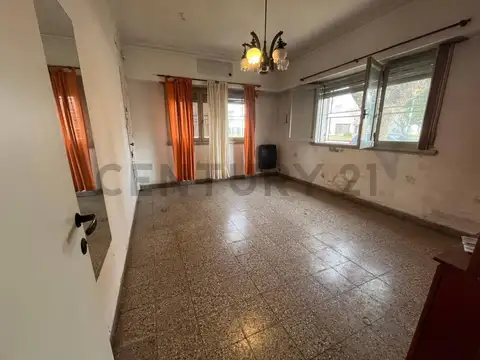 Casa en venta de 2 dormitorios con cochera ubicada en Av. 526 esq. 119, Tolosa, La Plata.