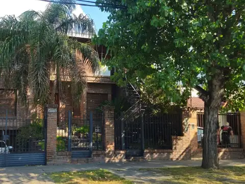 Venta PH tipo Casa c/parque y pileta. Haedo
