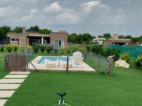 Casa en Alquiler con 2 cocheras