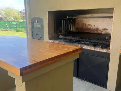 Casa 5 ambientes con 4 baños