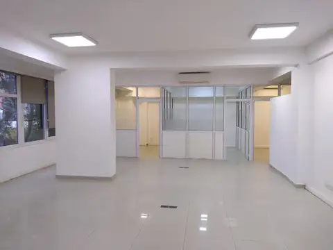 Oficina 4 ambientes con 3 baños