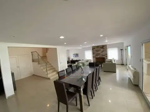 Casa en Venta con 4 cocheras