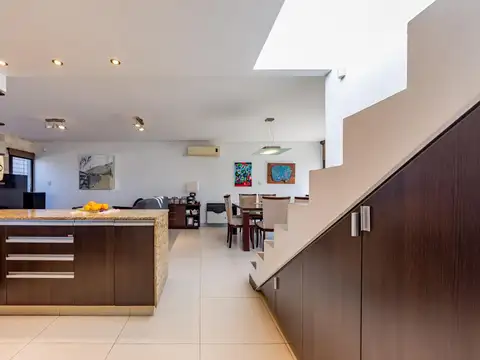 Casa 9 ambientes con 3 baños